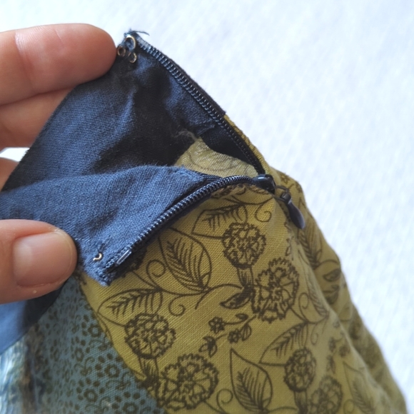 Womens Sz 4 Asymmetrical Pleated Skirt with Fun Floral Patterns - Picture 4 of 5